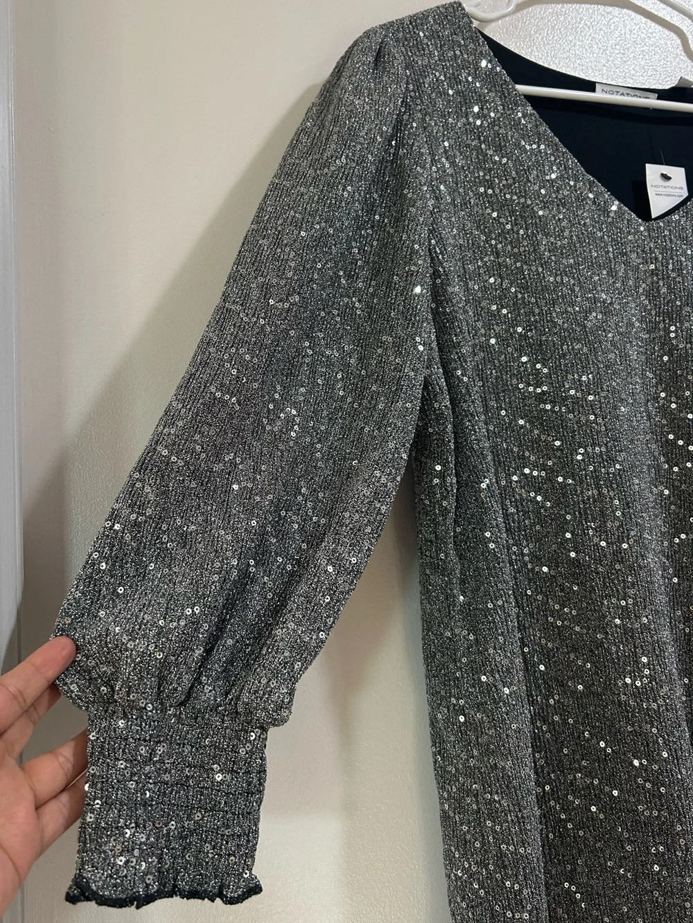 Notations NWT Silver Metallic Sequin V-Neck Blouse Size L - Picture 5 of 10